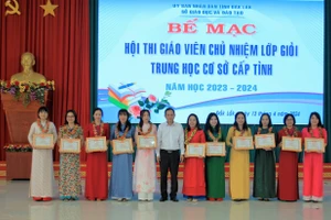 Phó Giám đốc Sở GD&ĐT Đỗ Tường Hiệp trao giải cho các thầy cô xuất sắc tại Hội thi. (Ảnh: TT)