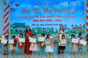 Ban tổ chức trao giải cho các thí sinh có tác phẩm xuất sắc. (Ảnh: TT)