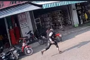 Thanh niên cướp vàng rồi bỏ chạy. (Ảnh cắt từ clip)