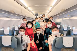 Áo dài truyền thống xuất hiện trên các chuyến bay Tết.