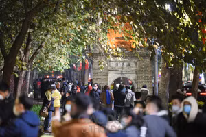 Rất đông người dân Hà Nội đổ ra đường đón Giao thừa.