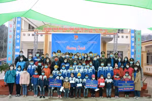 Công trình thanh niên cùng hàng chục laptop, học bổng đã được trao đến các điểm trường gặp khó khăn.