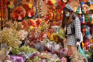 Hàng Mã "thay áo mới" đón Tết Nguyên đán.