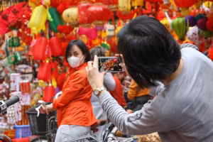 Hàng Mã địa điểm check-in của nhiều bạn trẻ những ngày cận Tết.