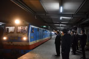 Chuyến tàu cuối cùng rời ga Hà Nội.