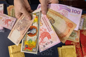 Những tờ tiền lưu niệm in hình linh vật được nhiều người săn tìm những ngày cuối năm.