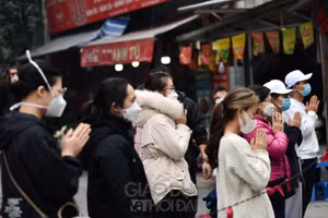 Nhiều người dân Thủ đô đến Phủ Tây Hồ dâng lễ, cần bình an ngày mùng 1 tháng chạp.