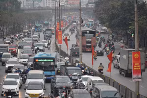 Lượng phương tiện cá nhân đổ về thành phố Hà Nội tăng cao, nhưng năm nay không xảy ra hiện tượng ùn tắc kéo dài như mọi năm.