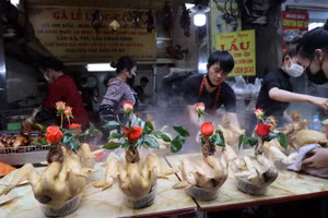 Gã lễ ngậm hoa hồng giá gần 1 triệu đồng tại chợ Hàng Bè.