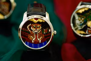 Tác phẩm dân gian được tái hiện trên những mặt đồng hồ chỉ khoảng 4cm.