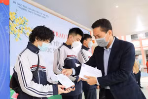 Hơn 20 học sinh có hoàn cảnh khó khăn vươn lên trong học tập đã được trao học bổng trước dịp Tết cổ truyền của dân tộc.