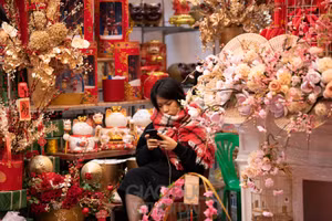 Chợ Tết đìu hiu, tiểu thương ngóng chờ khách đến mua hàng.