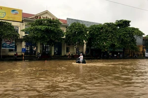 Theo Báo Yên Bái, hiện tại có trên 2.500 hộ dân tại TP. Yên Bái bị ảnh hưởng mưa lớn đã phải di dời tạm thời để đảm bảo an toàn.