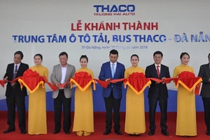 Lãnh đạo chính quyền địa phương, công ty cổ phần ô tô Trường Hải – Thaco cắt băng khánh thành Trung tâm ô tô tải, bus Thaco tại Đà Nẵng.