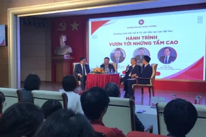 Các diễn giả tại tọa đàm "Hành trình vươn tới những tầm cao"