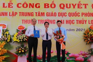 Lãnh đạo Bộ NN&PTNT trao quyết định thành lập cho nhà trường