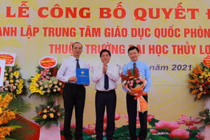Lãnh đạo Bộ NN&PTNT trao quyết định thành lập cho nhà trường