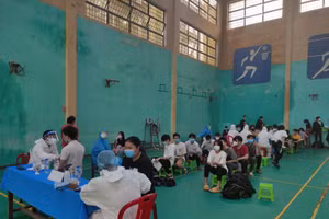 Học sinh thành phố Quảng Ngãi tiêm vắc xin phòng Covid-19. 