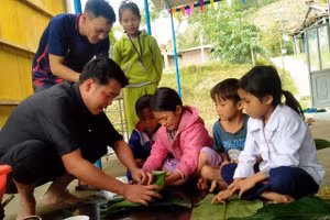 Mang Tết lên núi được tổ chức tại các điểm trường lẻ còn nhiều khó khăn của huyện miền núi Nam Trà My (Quảng Nam).