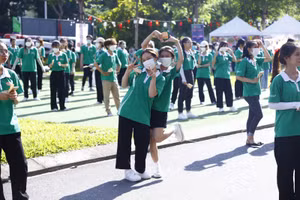 Sinh viên tham gia đồng diễn vũ điệu Yosakoi tại Lễ hội giao lưu văn hóa Việt - Nhật 