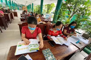 Giáo viên Trường Tiểu học Núi Thành (quận Hải Châu, TP Đà Nẵng) tham gia lựa chọn sách giáo khoa ở cấp cơ sở 