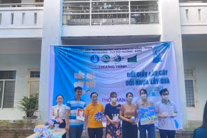 Chương trình Đấu giá các sản phẩm tái chế của sinh viên Câu lạc bộ Môi trường, Trường ĐH Bách khoa, ĐH Đà Nẵng thu hút nhiều giảng viên tham gia.