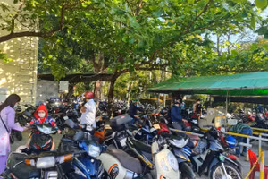 Nhiều phụ huynh đưa con đi lấy mẫu xét nghiệm Covid - 19 tại các bệnh viện.