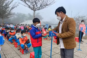 Học sinh Trường Tiểu học Vừ A Dính được mừng tuổi trong buổi chào cờ đầu tuần khi trở lại trường học.