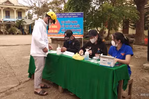Trường Phổ thông dân tộc nội trú Nam Trà My tổ chức khai báo y tế, đo thân nhiệt cho học sinh khi trở lại trường sau kỳ nghỉ Tết nguyên đán