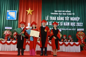 PGS.TS Nguyễn Mạnh Toàn - Hiệu trưởng Trường Đại học Kinh tế, Đại học Đà Nẵng trao bằng cho các tân tiến sĩ.