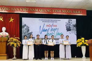 Đại diện Sở GD&DT Quảng Nam trao giải cho các thí sinh đạt giải của hội thi Văn học - học Văn