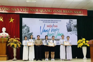 Đại diện Sở GD&DT Quảng Nam trao giải cho các thí sinh đạt giải của hội thi Văn học - học Văn