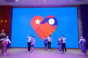Du học sinh Lào đang học tập tại trường ĐH Bách khoa, ĐH Đà Nẵng biểu diễn văn nghệ 