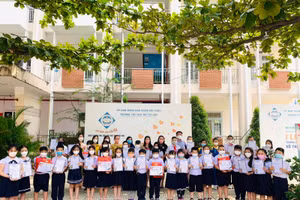 Trường Tiểu học Võ Thị Sáu khen thưởng những học sinh và tập thể đạt thành tích xuất sắc trong các phong trào thi đua. 
