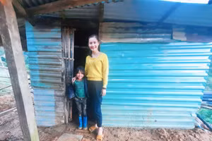Cô giáo Trà Thị Thu "nghiệm thu" công trình nhà vệ sinh tại nhà một người dân ở nóc Tắk Pổ