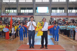 Đại diện Vụ Giáo dục thể chất, Bộ GD&ĐT tặng hoa chúc mừng Đại hội Thể thao sinh viên Đại học Đà Nẵng