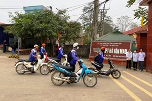 Đội cờ đỏ của Trường THPT Hà Văn Mao (3 nữ sinh áo trắng) tham gia kiểm tra, giám sát học sinh đến trường vào các đầu buổi sáng. Ảnh: Nhà trường cung cấp.