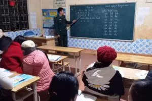 Lớp học xóa mù chữ cho phụ nữ bản Kéo Hượn, (xã Nhi Sơn) do Đồn Biên phòng Pù Nhi (Mường Lát, Thanh Hóa) tổ chức. Ảnh: NG.Đ.