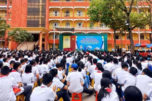 Hơn 1.500 học sinh Trường THCS Trần Mai Ninh, TP Thanh Hóa tham gia hoạt động hưởng ứng Ngày Sách và Văn hóa đọc Việt Nam. Ảnh: TL.