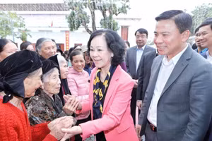 Đồng chí Trương Thị Mai, Ủy viên Bộ Chính trị, Bí thư Trung ương Đảng, Trưởng ban Tổ chức Trung ương về thăm, chúc Tết tại Thanh Hóa. Ảnh: Minh Hiếu.