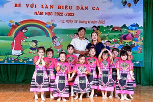 Thầy giáo Bùi Văn Anh và học trò của mình. Ảnh: NVCC.