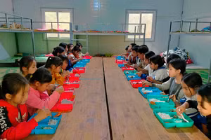 Bằng sự quyết tâm, nỗ lực của cán bộ, giáo viên Trường Tiểu học Thanh Xuân (Quan Hóa, Thanh Hóa), học sinh ở điểm trường đã có nơi ăn, chốn ngủ bán trú. Ảnh: TL.