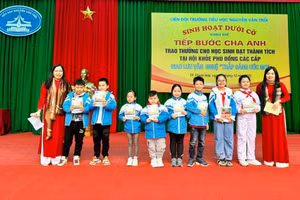 Trường Tiểu học Nguyễn Văn Trỗi (TP Thanh Hóa) trao thưởng những học sinh đạt thành tích cao trong Hội khỏe Phù đổng. Ảnh: NTCC