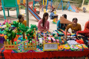 Giáo viên Trường Mầm non Tam Thanh (Quan Sơn, Thanh Hóa) chuẩn bị đồ dùng cho trẻ. Ảnh: TL.