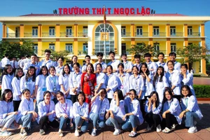 Cô Lê Thị Chuyên - GV Tổ Ngữ Văn và học trò của mình tại Trường THPT Ngọc Lặc (Thanh Hóa). Ảnh: NTCC.