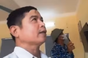 Người dân vào lớp học ở Trường Tiểu học Nga Tân (Nga Sơn, Thanh Hóa) quay video phản ánh tình trạng lạm thu. (Ảnh: Cắt từ Clip)