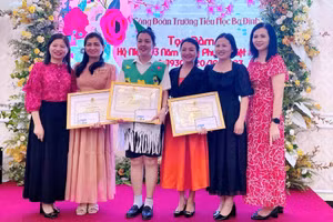 Trao thưởng cho đoàn viên công đoàn xuất sắc nhân dịp 20/10 tại Trường Tiểu học Ba Đình (TP Thanh Hóa). Ảnh: NTCC