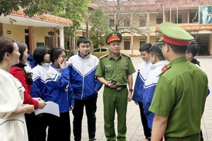 Công an phường Đông Vệ (TP Thanh Hóa) tuyên truyền về tác hại của thuốc lá điện tử và cỏ mỹ tại các trường học. Ảnh: Công an cung cấp.