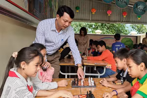 Thầy và trò Trường Tiểu học Thanh Xuân, huyện Quan Hóa, tỉnh Thanh Hóa trong giờ sinh hoạt ở thư viện xanh. Ảnh: TL