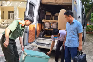 Vận chuyển đề thi tốt nghiệp THPT năm 2023 về Điểm thi Trường THPT Mường Lát (Thanh Hóa). Ảnh: HĐ.